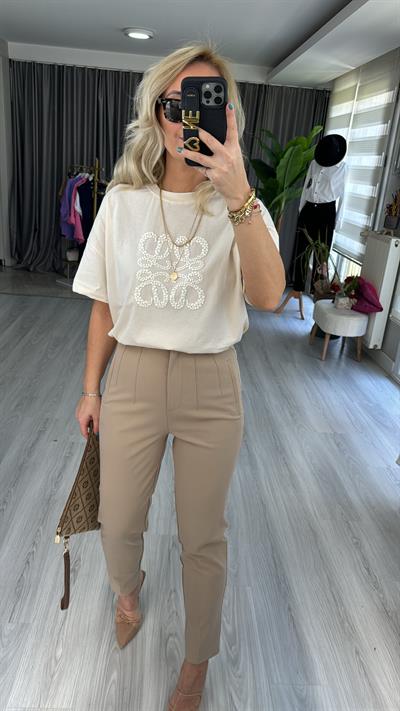 %100 COTTON KABARTMA MARKA LOGOLU BEJ TİŞÖRT