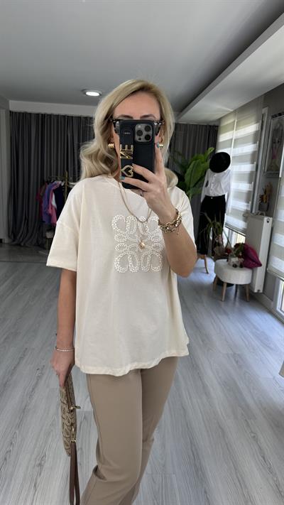 %100 COTTON KABARTMA MARKA LOGOLU BEJ TİŞÖRT