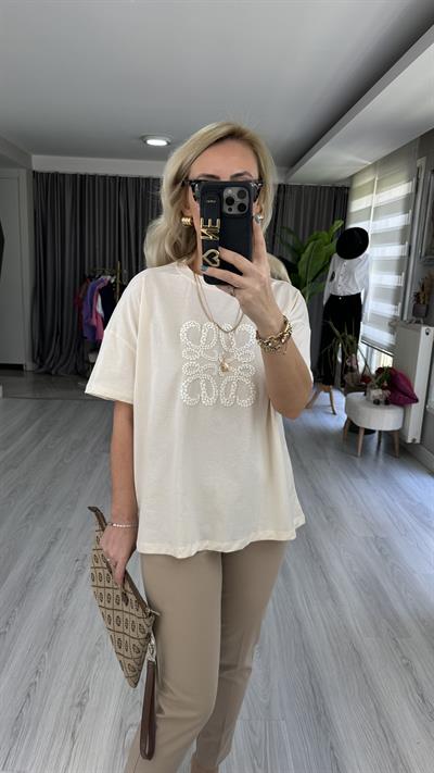 %100 COTTON KABARTMA MARKA LOGOLU BEJ TİŞÖRT