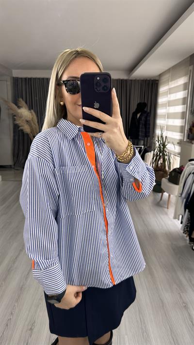 ARKASI DÜĞMELİ TURUNCU BİYELİ, MAVİ ÇİZGİLİ, POPLİN GÖMLEK