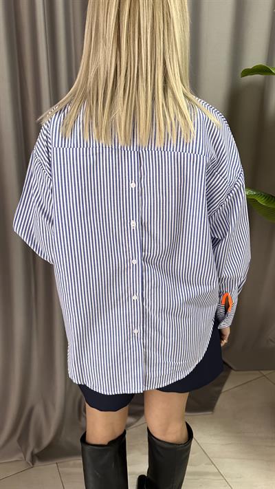 ARKASI DÜĞMELİ TURUNCU BİYELİ, MAVİ ÇİZGİLİ, POPLİN GÖMLEK