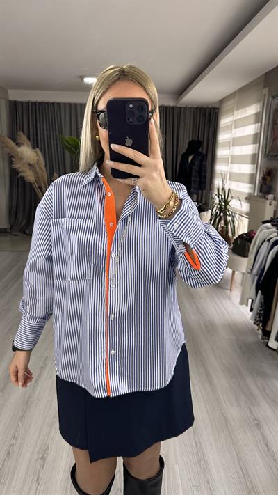 ARKASI DÜĞMELİ TURUNCU BİYELİ, MAVİ ÇİZGİLİ, POPLİN GÖMLEK