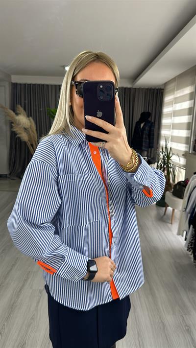 ARKASI DÜĞMELİ TURUNCU BİYELİ, MAVİ ÇİZGİLİ, POPLİN GÖMLEK