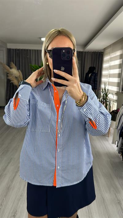 ARKASI DÜĞMELİ TURUNCU BİYELİ, MAVİ ÇİZGİLİ, POPLİN GÖMLEK