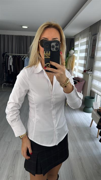 Bele Oturan Beyaz Gömlek