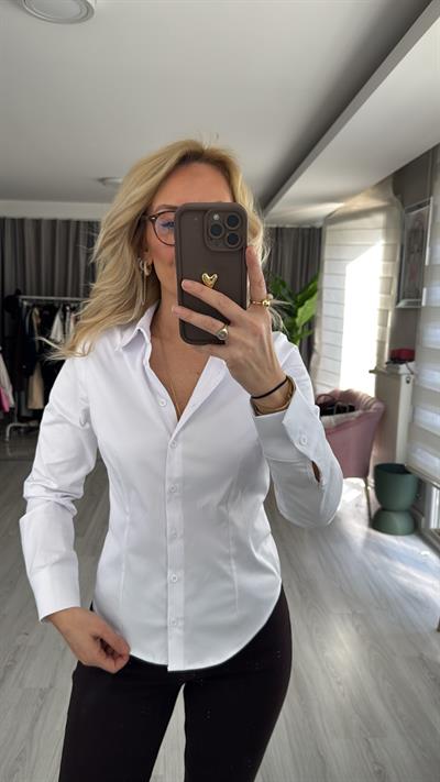 Bele Oturan Likralı Beyaz Gömlek
