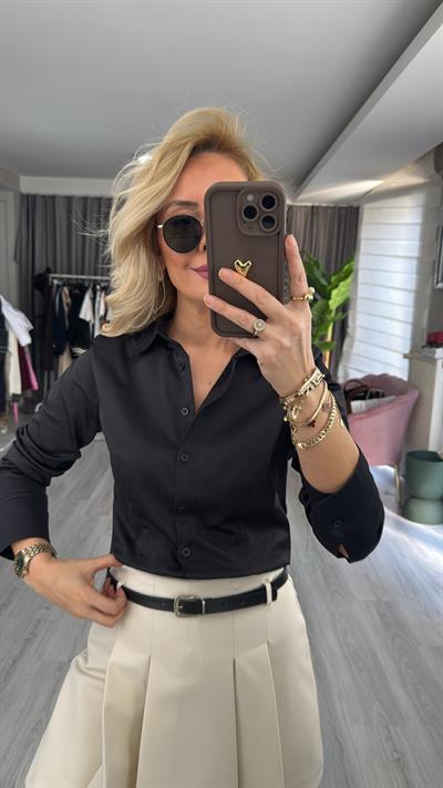 Bele Oturan Likralı Siyah Gömlek