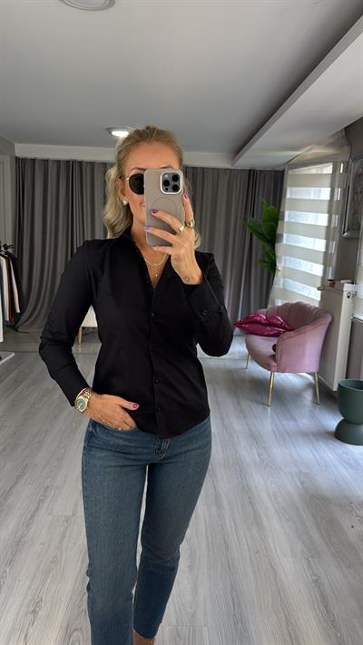 Bele Oturan Pamuklu Siyah Gömlek