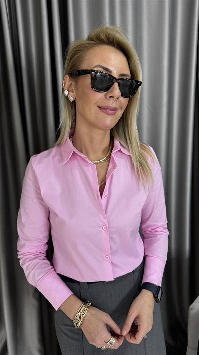 Bele Oturan Pembe Gömlek