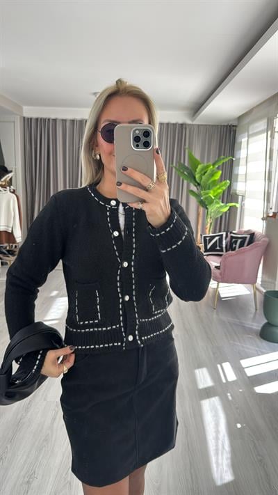 Beyaz Biyeli Cepli Siyah Triko Hırka