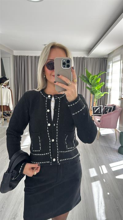 Beyaz Biyeli Cepli Siyah Triko Hırka