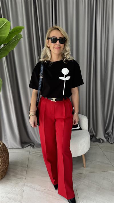 BEYAZ GÜL DETAYLI SİYAH BLUZ