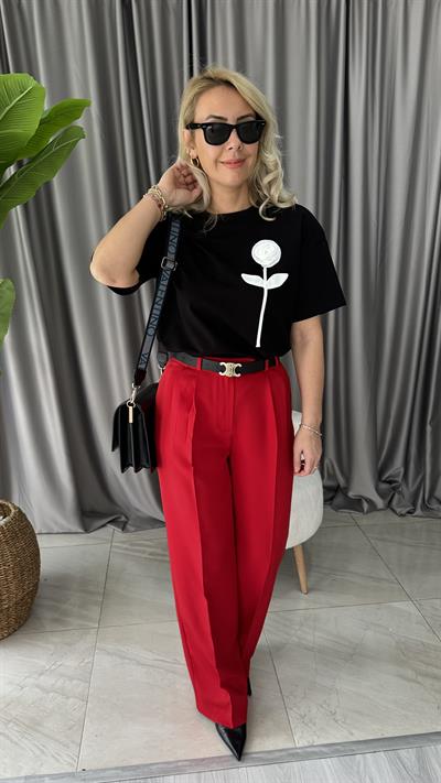 BEYAZ GÜL DETAYLI SİYAH BLUZ