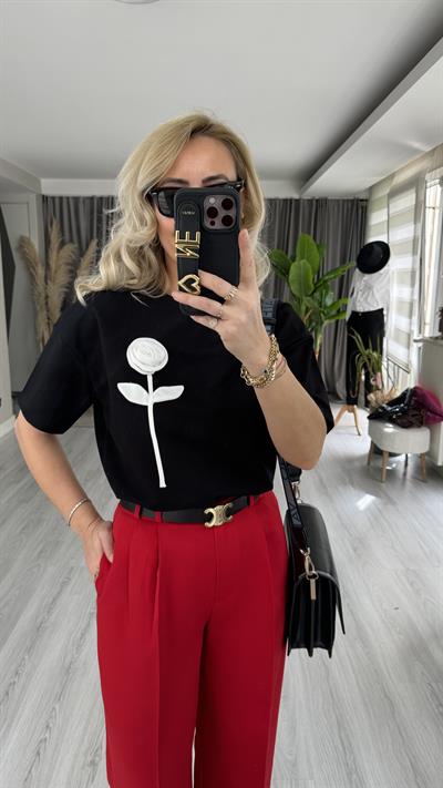 BEYAZ GÜL DETAYLI SİYAH BLUZ