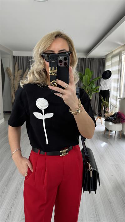 BEYAZ GÜL DETAYLI SİYAH BLUZ