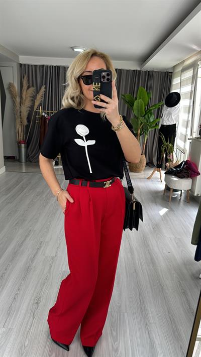 BEYAZ GÜL DETAYLI SİYAH BLUZ