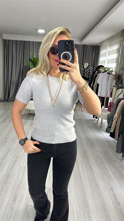 BİSİKLET YAKA ARKASI DÜĞMELİ AÇIK GRİ YARIM KOL TRİKO