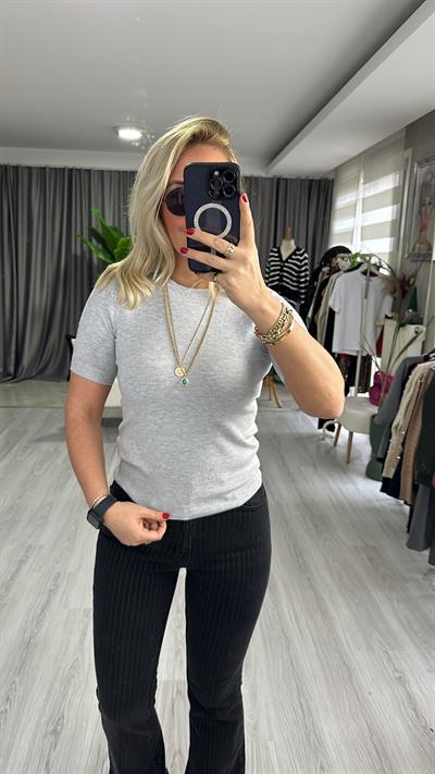 BİSİKLET YAKA ARKASI DÜĞMELİ AÇIK GRİ YARIM KOL TRİKO