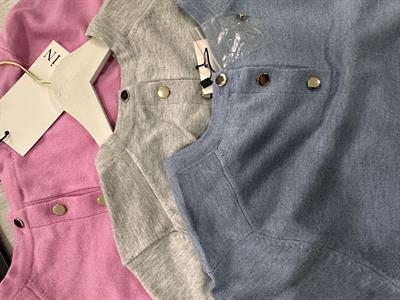 BİSİKLET YAKA ARKASI DÜĞMELİ AÇIK MAVİ YARIM KOL TRİKO