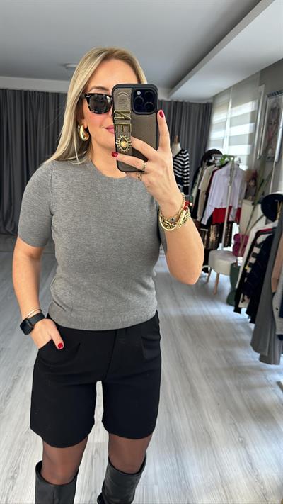 BİSİKLET YAKA ARKASI DÜĞMELİ GRİ YARIM KOL TRİKO