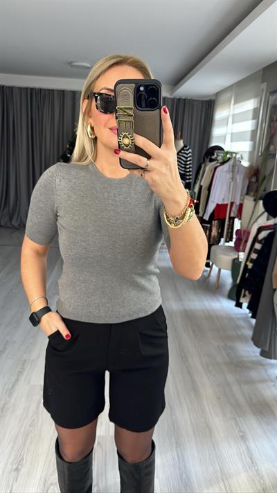 BİSİKLET YAKA ARKASI DÜĞMELİ GRİ YARIM KOL TRİKO