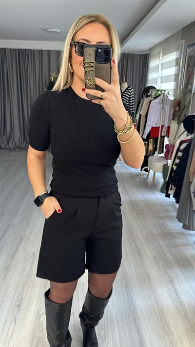 BİSİKLET YAKA ARKASI DÜĞMELİ SİYAH YARIM KOL TRİKO