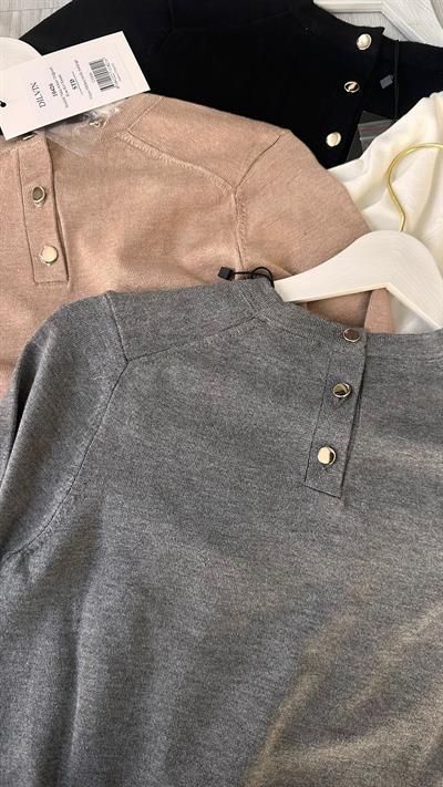 BİSİKLET YAKA ARKASI DÜĞMELİ SİYAH YARIM KOL TRİKO