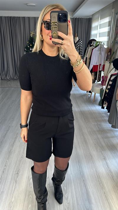 BİSİKLET YAKA ARKASI DÜĞMELİ SİYAH YARIM KOL TRİKO