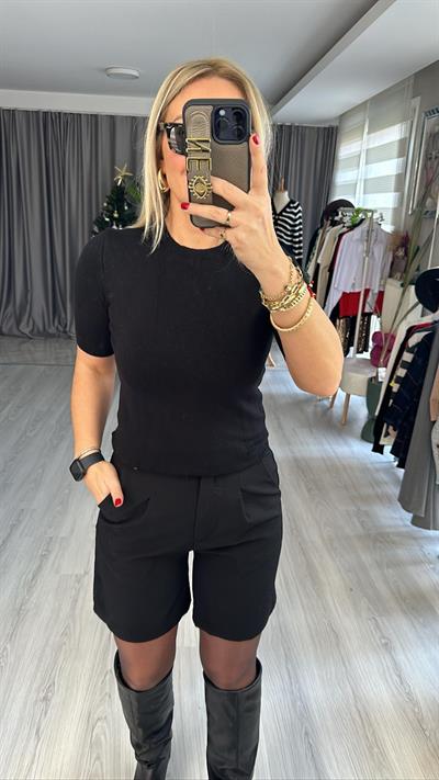 BİSİKLET YAKA ARKASI DÜĞMELİ SİYAH YARIM KOL TRİKO