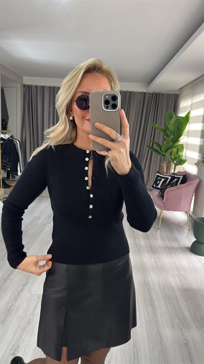 Bisiklet Yaka Düğme Detaylı Siyah Dilvin Triko