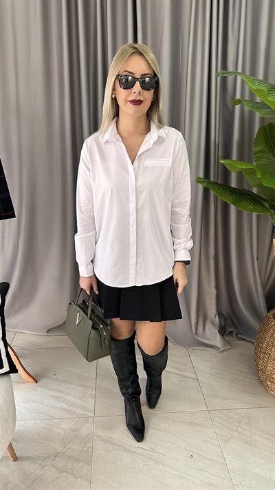 ÇAPRAZ SIRT DETAYLI BEYAZ BF GÖMLEK