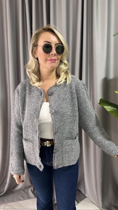 DANTEL DETAYLI DERİ DÜĞMELİ  ÖNDEN CEPLİ GRİ HIRKA