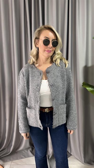 DANTEL DETAYLI DERİ DÜĞMELİ  ÖNDEN CEPLİ GRİ HIRKA