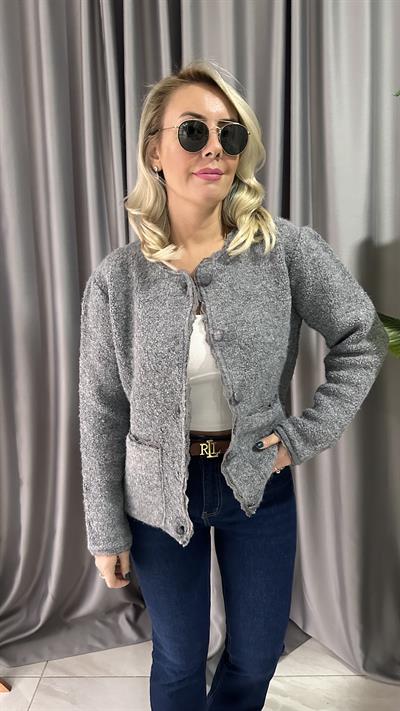 DANTEL DETAYLI DERİ DÜĞMELİ  ÖNDEN CEPLİ GRİ HIRKA