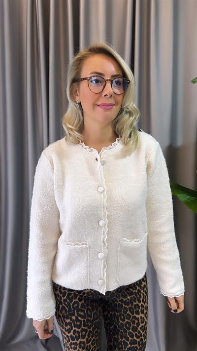 DANTEL DETAYLI DERİ DÜĞMELİ  ÖNDEN CEPLİ EKRU HIRKA