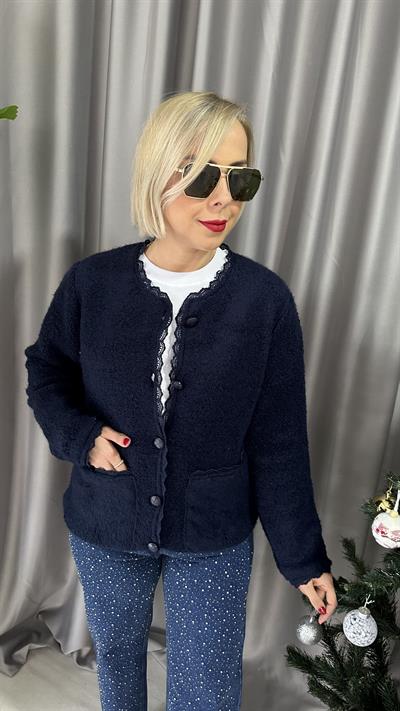 DANTEL DETAYLI DERİ DÜĞMELİ ÖNDEN CEPLİ LACİVERT HIRKA