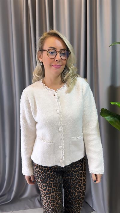 DANTEL DETAYLI DERİ DÜĞMELİ  ÖNDEN CEPLİ EKRU HIRKA