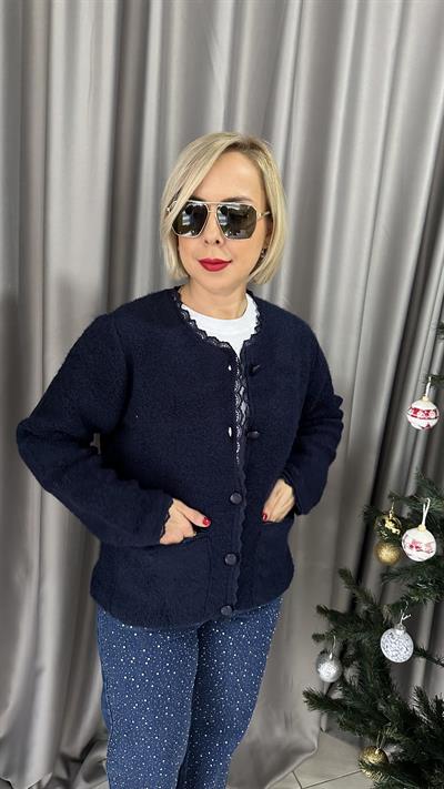 DANTEL DETAYLI DERİ DÜĞMELİ ÖNDEN CEPLİ LACİVERT HIRKA