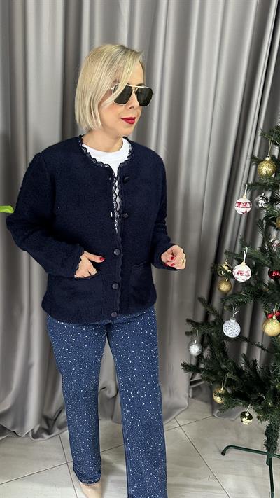 DANTEL DETAYLI DERİ DÜĞMELİ ÖNDEN CEPLİ LACİVERT HIRKA