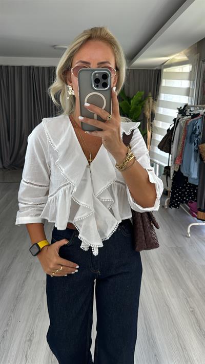 Dantel Detaylı Fırfırlı Beyaz Gömlek
