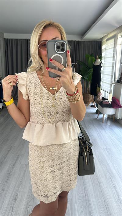 DANTEL İŞLEMELİ, KOLU VE ETEK UCU FIRFIRLI PAMUK KETEN BLUZ