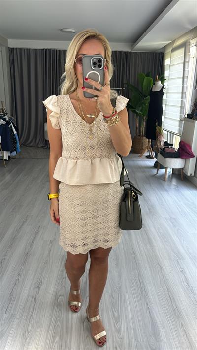 DANTEL İŞLEMELİ, KOLU VE ETEK UCU FIRFIRLI PAMUK KETEN BLUZ