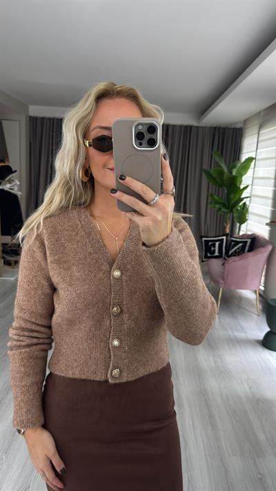 Dekoratif Gold Düğmeli Koyu Bej Triko Hırka