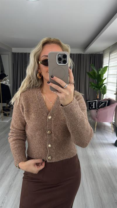 Dekoratif Gold Düğmeli Koyu Bej Triko Hırka