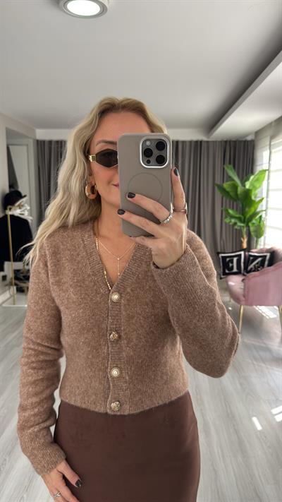 Dekoratif Gold Düğmeli Koyu Bej Triko Hırka