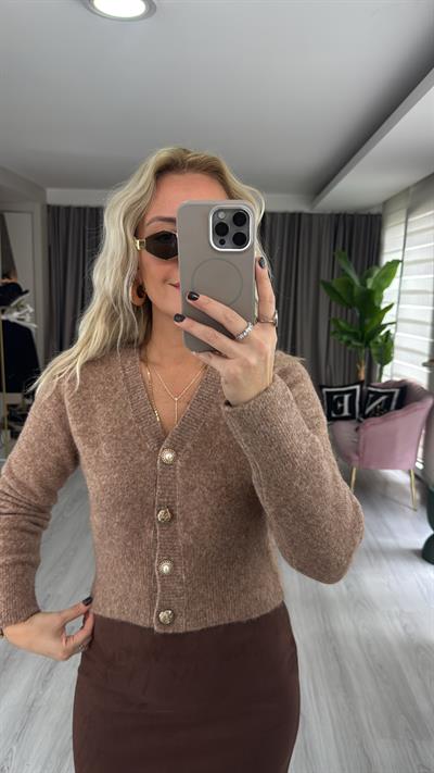 Dekoratif Gold Düğmeli Koyu Bej Triko Hırka