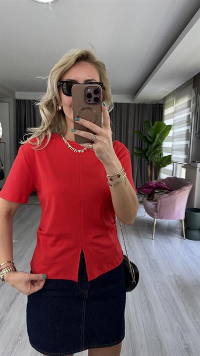 Dilvin Bisiklet Yaka Yırtmaç Detaylı Kırmızı T-Shirt