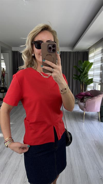 Dilvin Bisiklet Yaka Yırtmaç Detaylı Kırmızı T-Shirt