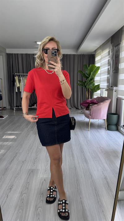 Dilvin Bisiklet Yaka Yırtmaç Detaylı Kırmızı T-Shirt