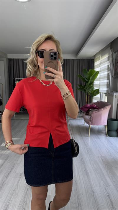 Dilvin Bisiklet Yaka Yırtmaç Detaylı Kırmızı T-Shirt